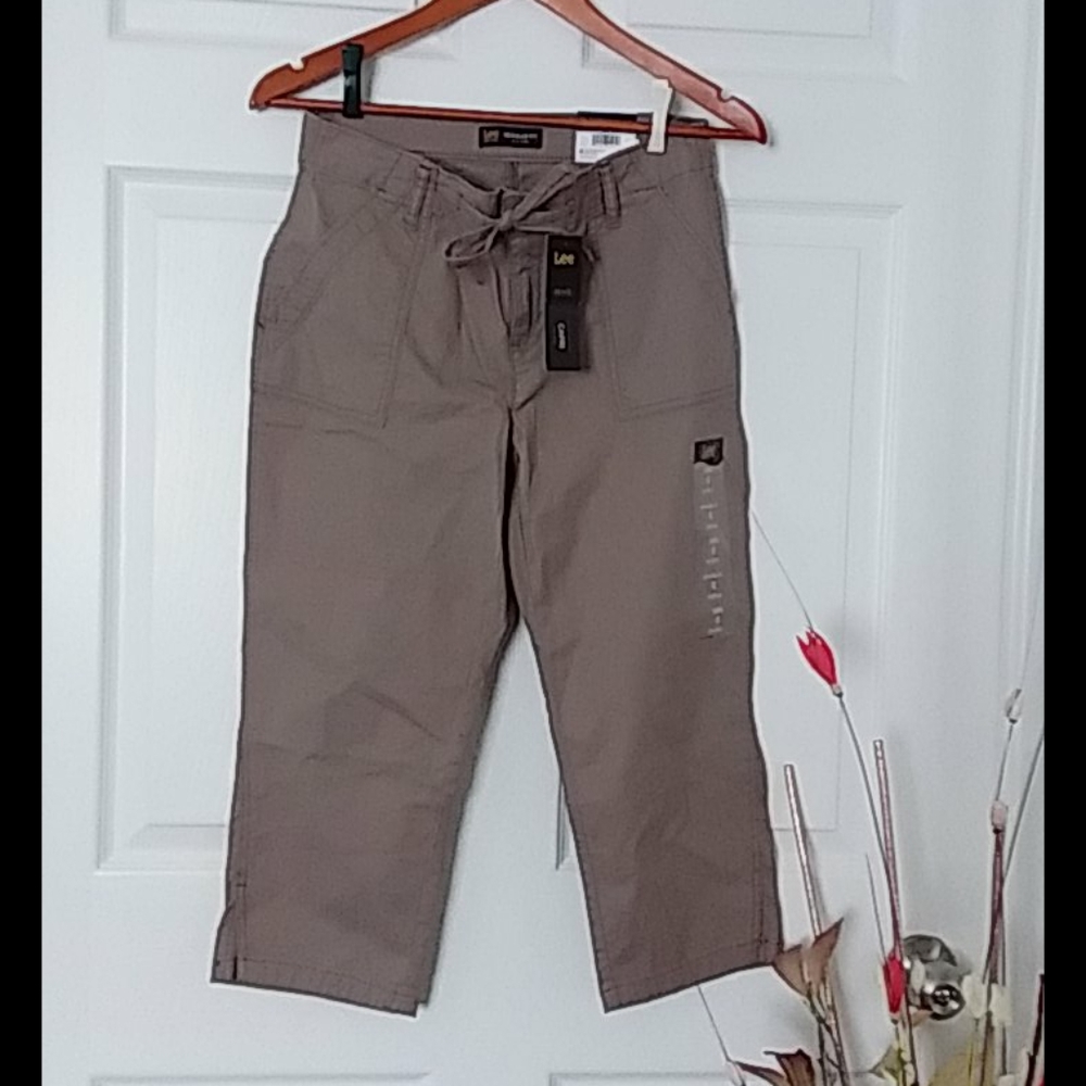 NWT Petite Lee Capris